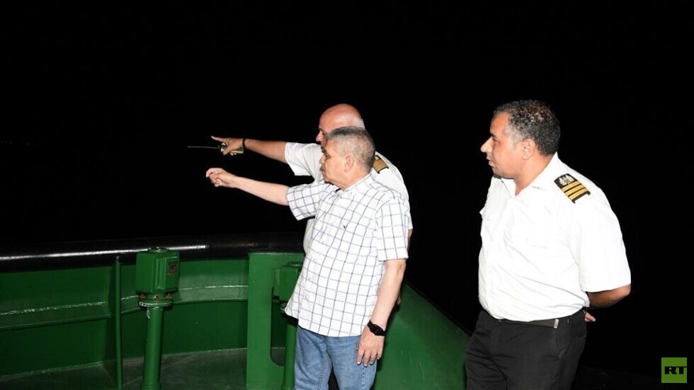 هيئة قناة السويس: تحديد موقع القاطرة الغارقة وانتظام الملاحة من الجنوب خلال ساعات مقبلة (صور)