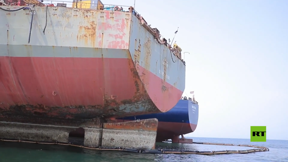 إفراغ النفط من ناقلة