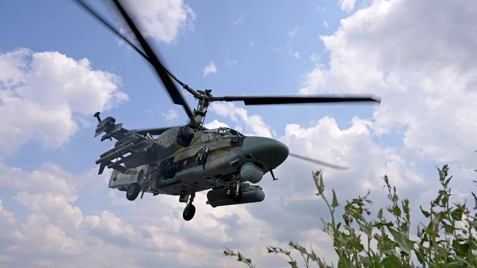 مروحية "كا-52" تدمر دبابة أوكرانية ومركبة مدرعة على محور أرتيوموفسك (فيديو)