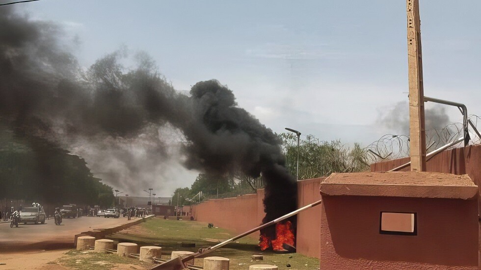 قائد سابق لقوات "الناتو" لا يستبعد انزلاق الوضع في النيجر إلى حرب كبيرة ومدمرة