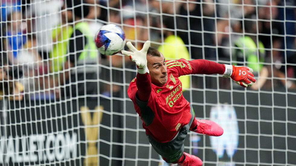 "الحارس الساحر".. حارس أرجنتيني يمارس خدعا جديدة في ركلات الترجيح (فيديو)