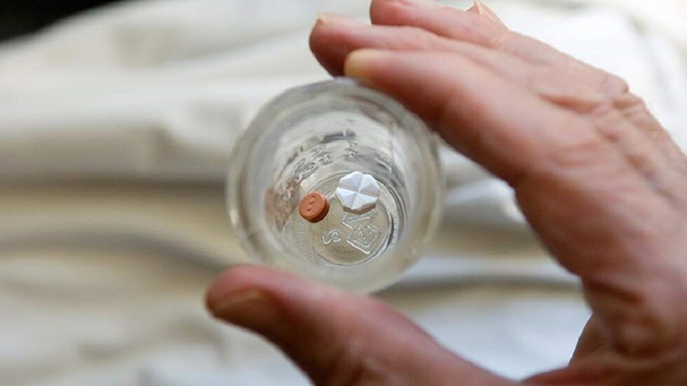 طبيبة تدعو كبار السن إلى تجنب تناول المكملات الغذائية لإبطاء الشيخوخة