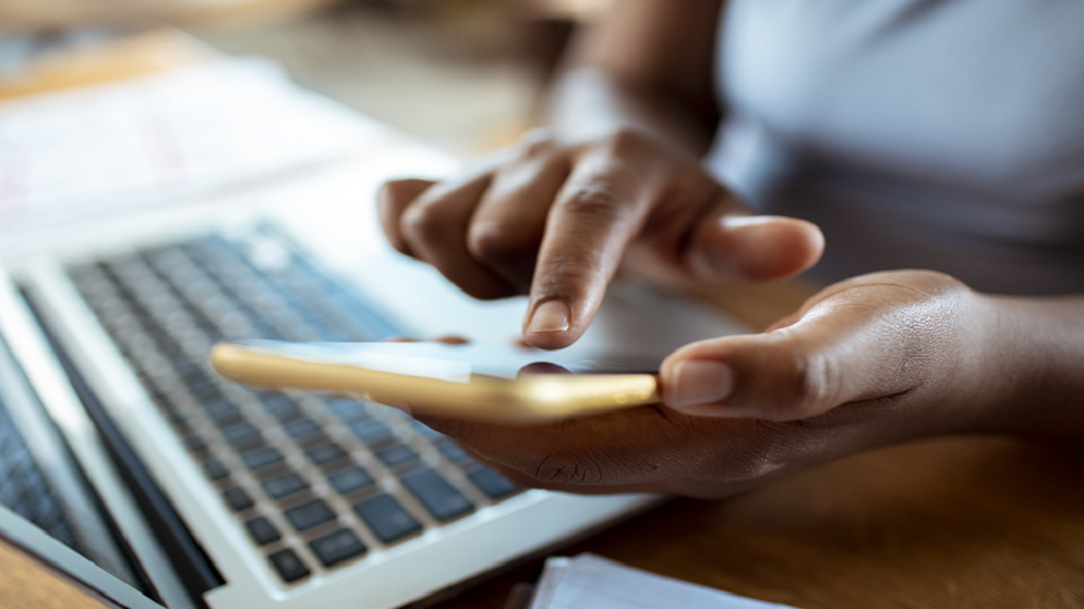 تحذير من تطبيق يسرق رسائل "واتس آب" و"فيسبوك" الخاصة!