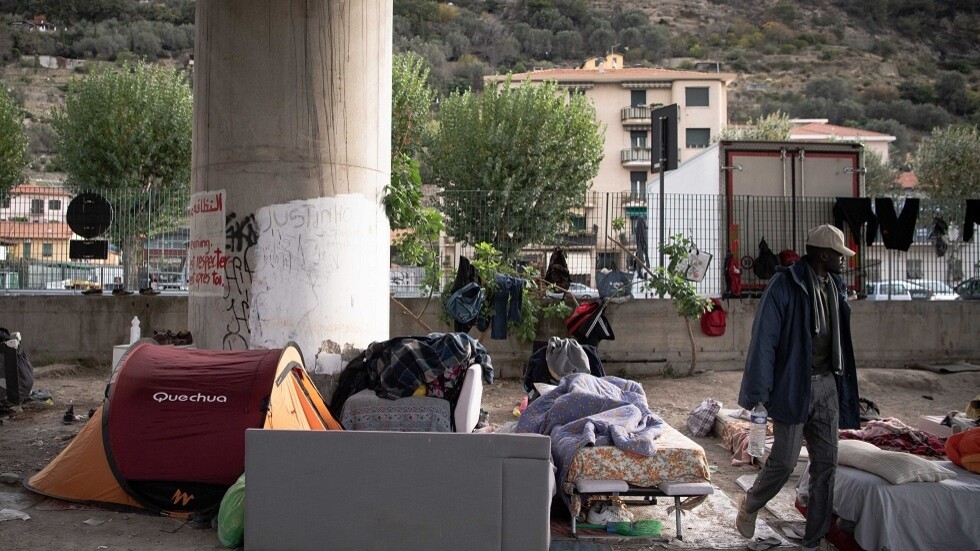 إيطاليا تدعو فرنسا لـ"التعاون" بشأن المهاجرين وتنتقد "قسوة" باريس