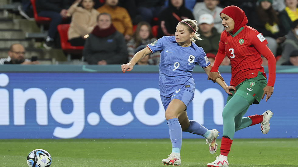 بعد فوز فرنسا على المغرب.. سياسي فرنسي يثير ضجة بتغريدة مستفزة عن لاعبة مغربية محجبة والإسلام