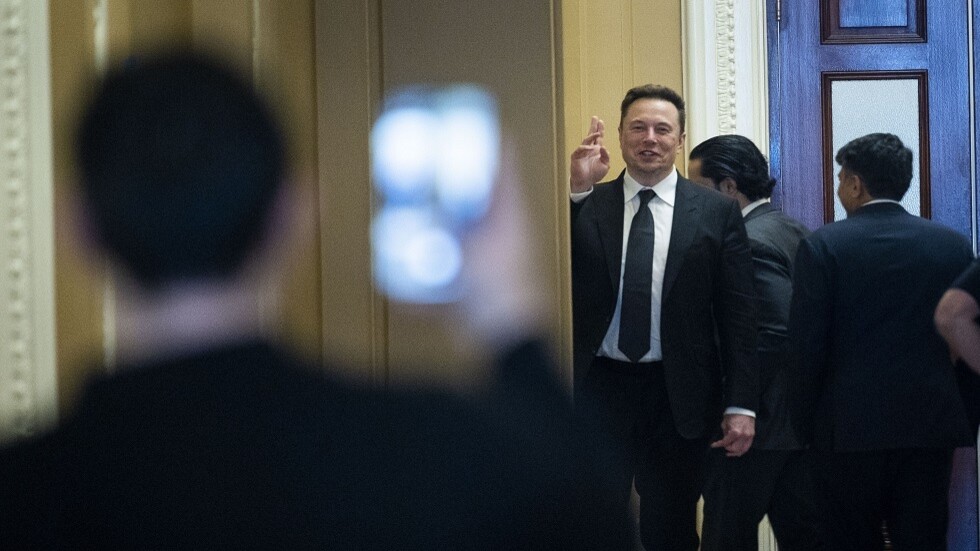 ماسك يستبدل المنازلة ضد زوكربيرغ بـ