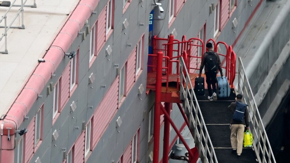 بريطانيا.. إخلاء بارجة "بيبي" من طالبي اللجوء بسبب بكتيريا