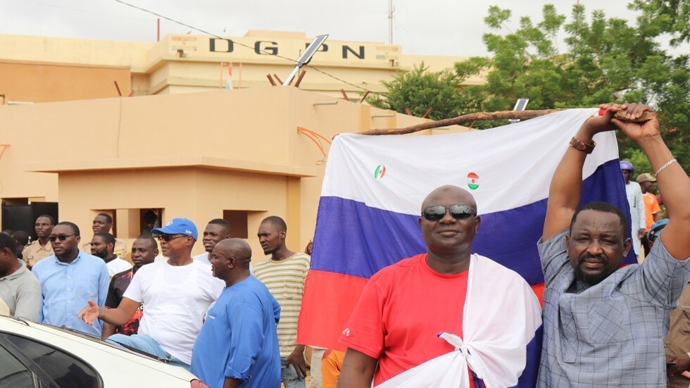 رافعين الأعلام الروسية.. آلاف المسلمين يؤدون صلاة من أجل السلام في النيجر بمسجد القذافي (فيديو)