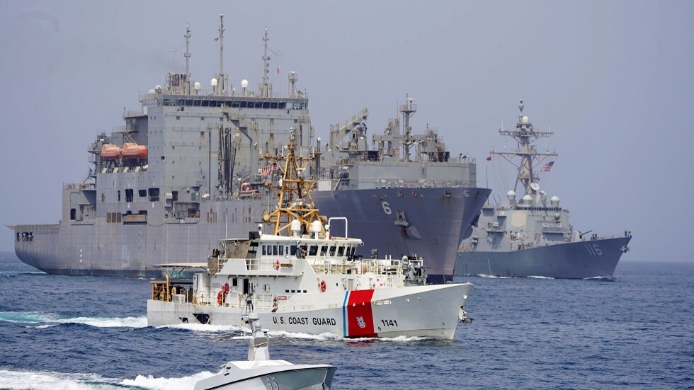 الأسطول الخامس الأمريكي بالشرق الأوسط يحذر شركات الشحن خلال عبورها مضيق هرمز