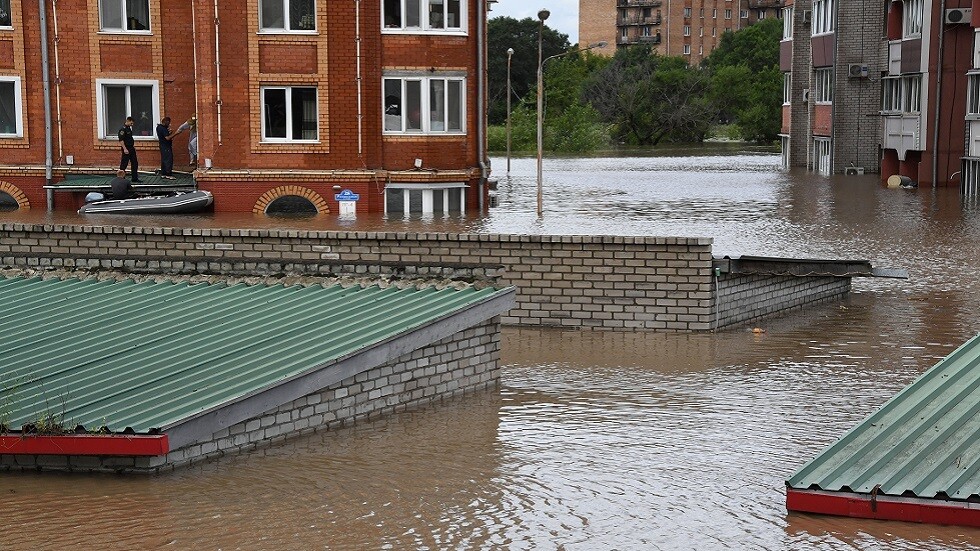 الفيضان يحول الشجار إلى "معركة مائية"  بالشرق الأقصى الروسي