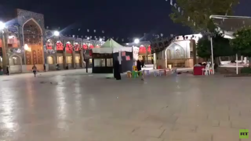 وسائل إعلام إيرانية تنشر مقاطع فيديو توثق الأجواء داخل مرقد شاه جراغ بعد الهجوم الإرهابي (فيديو)