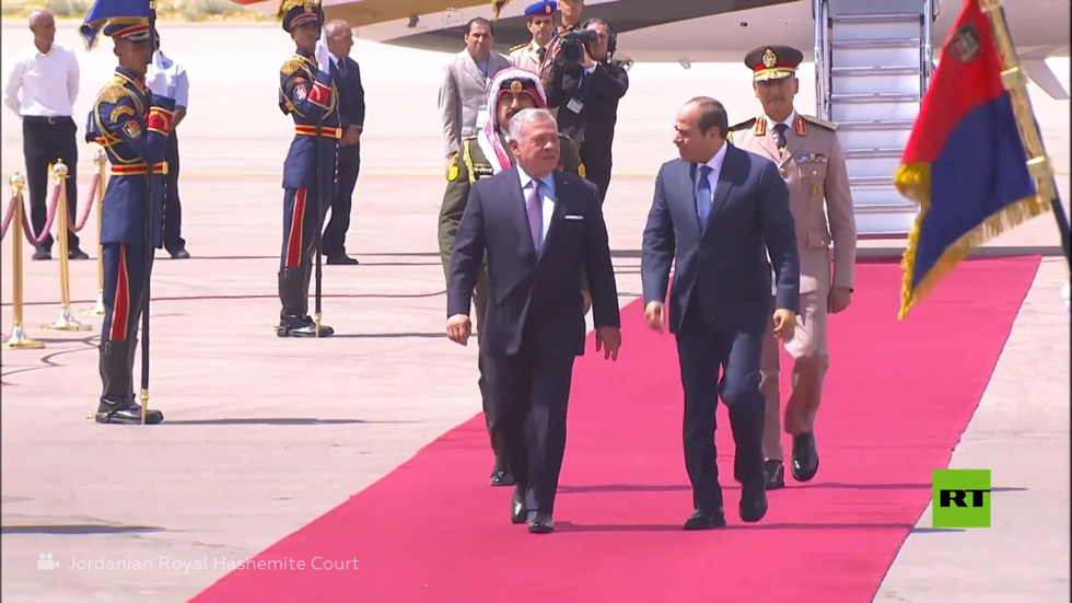 السيسي يستقبل ملك الأردن في مطار العلمين