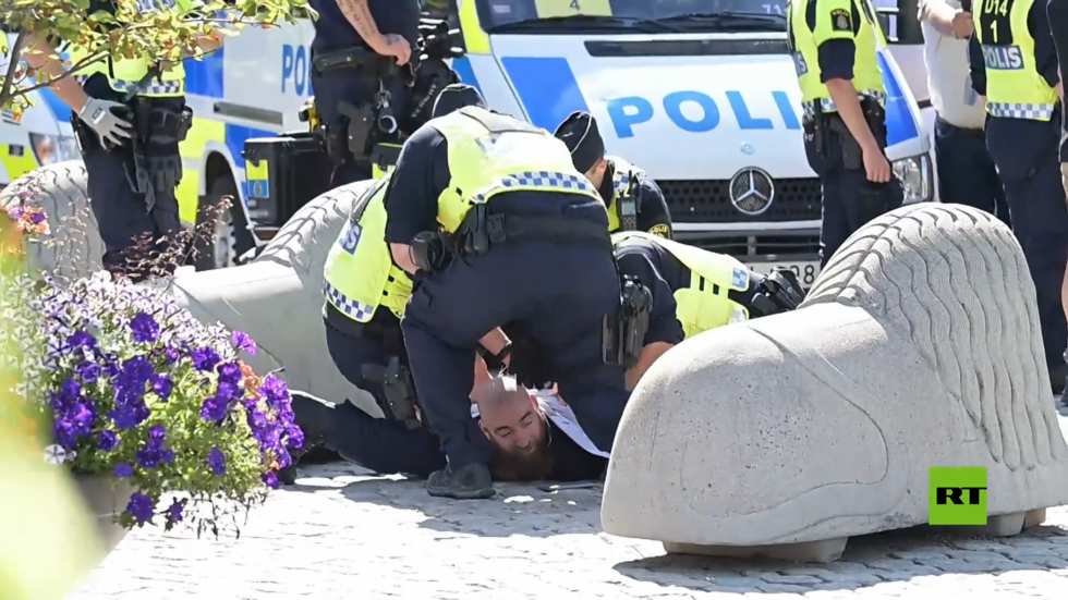 شاهد.. حرق جديد للقرآن في ستوكهولم.. والشرطة تعتقل محتجا