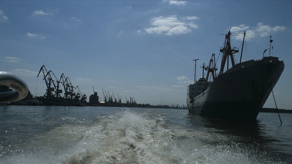 الدفاع الروسية تنشر فيديو لعملية إنزال على سفينة في البحر الأسود