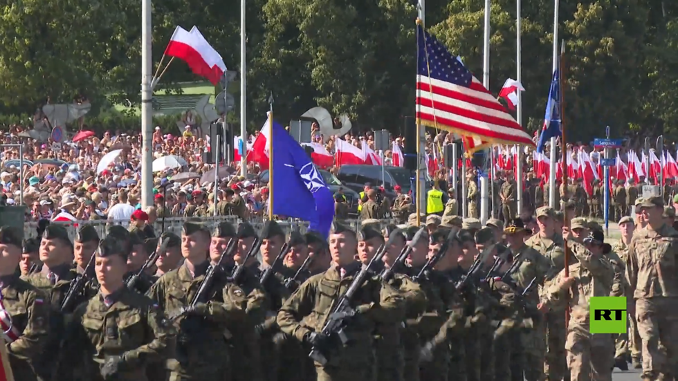 بولندا تنظم أكبر عرض عسكري منذ عقود