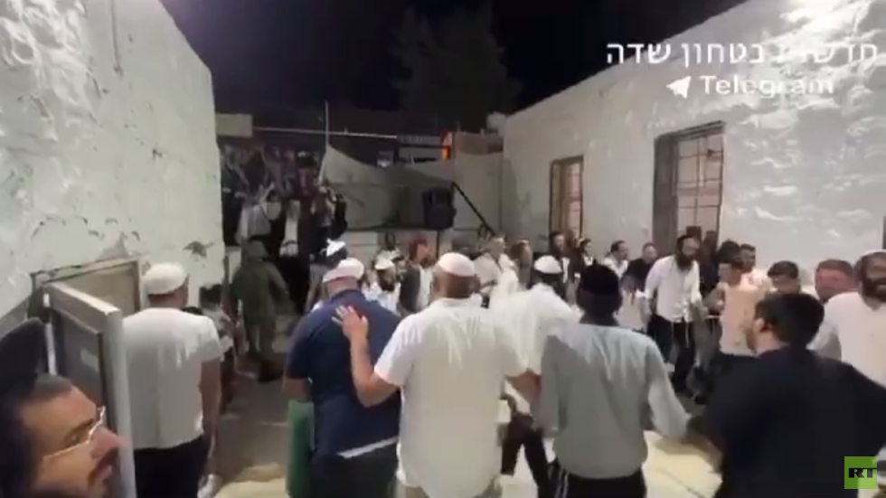 مستوطنون يقتحمون قبر يوسف في نابلس