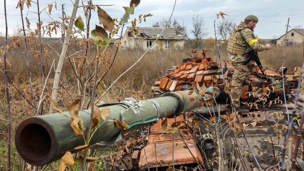 ضابط أمريكي متقاعد: سلطات كييف دفعت قواتها إلى فخ المنطقة الرمادية الروسية