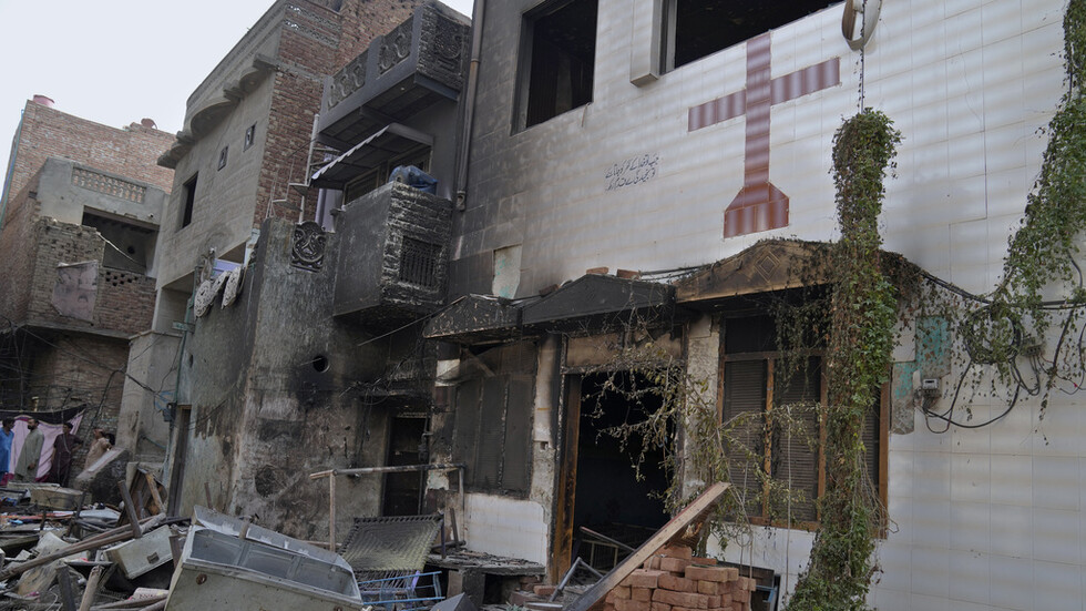 باكستان.. اعتقال 129 شخصا بعد اعتداءات على الكنائس ومنازل للمسيحيين