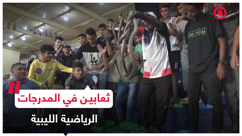 مشجع يستخدم الثعابين لتشجيع فريقه وإخافة الفرق المنافسة