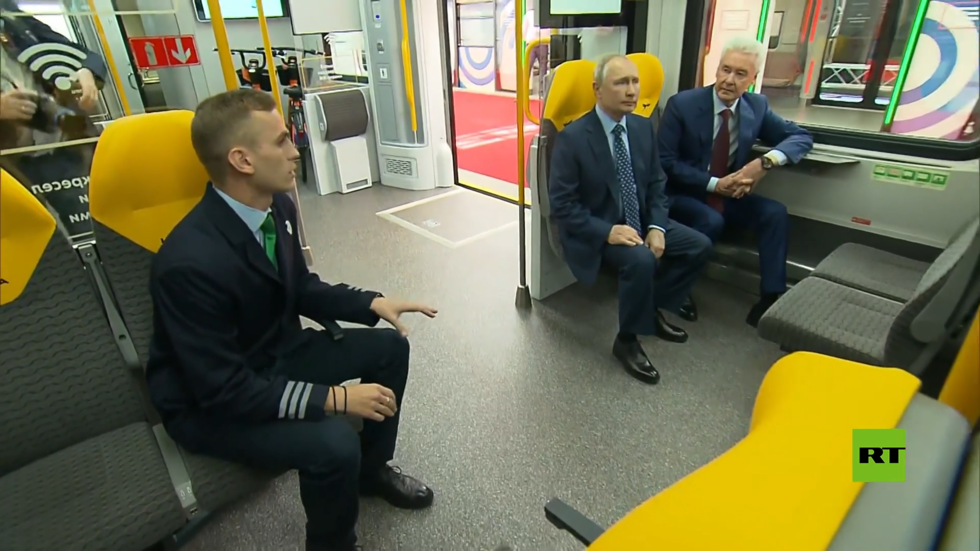 بوتين يتفقد إحدى عربات القطار الجديدة في موسكو