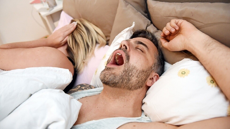 طبيب يوضح الفرق بين الشخير العادي ومتلازمة توقف التنفس أثناء النوم (apnea)