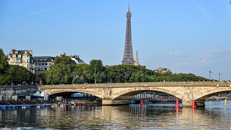 اعتقال رجل قفز من برج إيفل بالمظلة (فيديو)