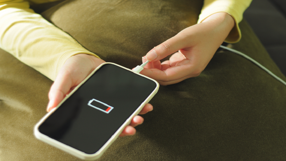 "تحذير من آبل".. لماذا لا يجب شحن هاتف "آيفون" أثناء النوم؟!