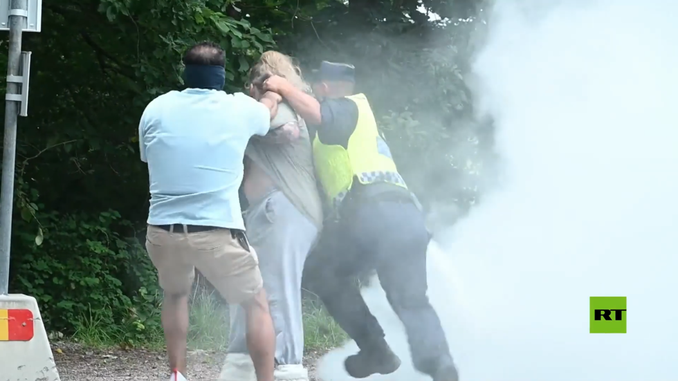 امرأة تهاجم موميكا بمطفأة حريق لردعه عن إحراق نسخة من القرآن الكريم في ستوكهولم (فيديو)