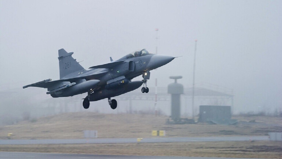 زيلينسكي يعلن بدء تدريب طياريه على المقاتلات السويدية  من طراز"غريبن"