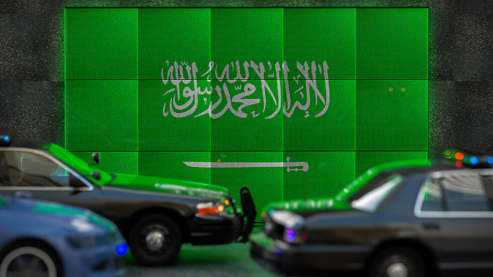 "عكاظ": السلطات السعودية ترصد على مدار 24 ساعة "مجرمي" منصات التواصل الاجتماعي