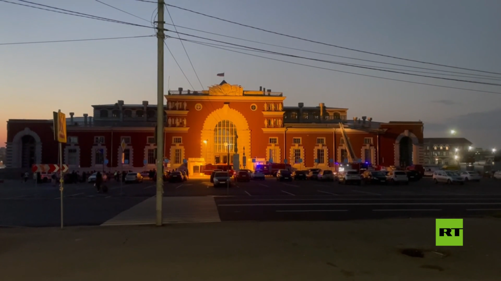 بالفيديو.. إجلاء جميع المسافرين من محطة قطارات في كورسك عقب هجوم إرهابي بطائرة مسيرة أوكرانية