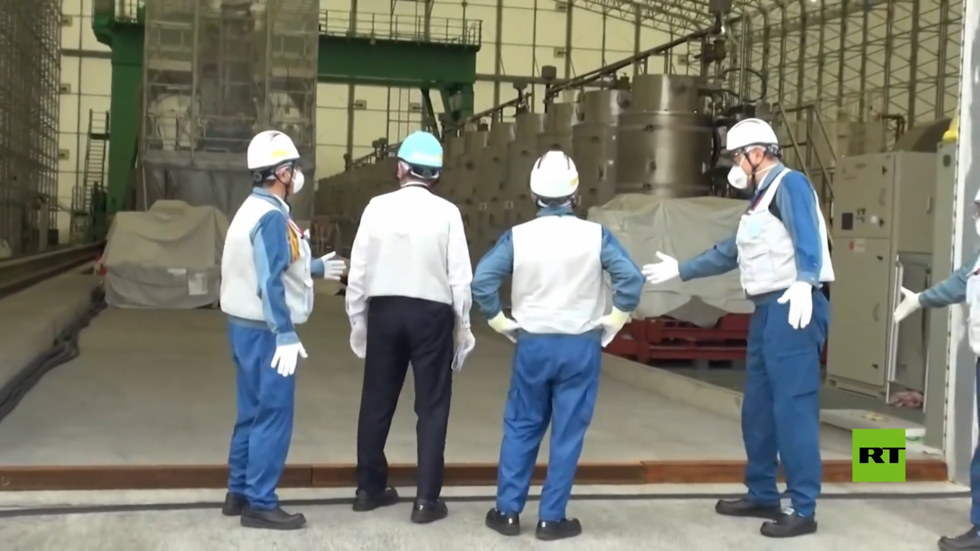 رئيس الوزراء الياباني يزور محطة فوكوشيما النووية قبل بدء تصريف المياه المثير للجدل