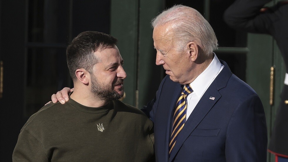 "يبحثون عن خيارات".. محلل عسكري بريطاني يكشف عما يحدث في كواليس الغرب