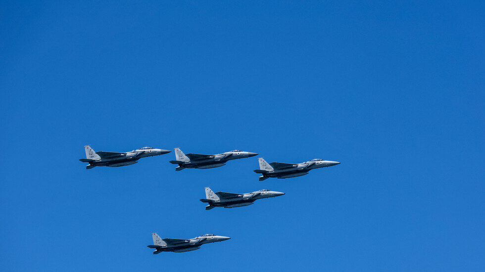 إعلام عبري ينشر مقطع فيديو يظهر تحليقا مكثفا للطيران الحربي في الشمال تزامنا مع استهداف دمشق (فيديو)