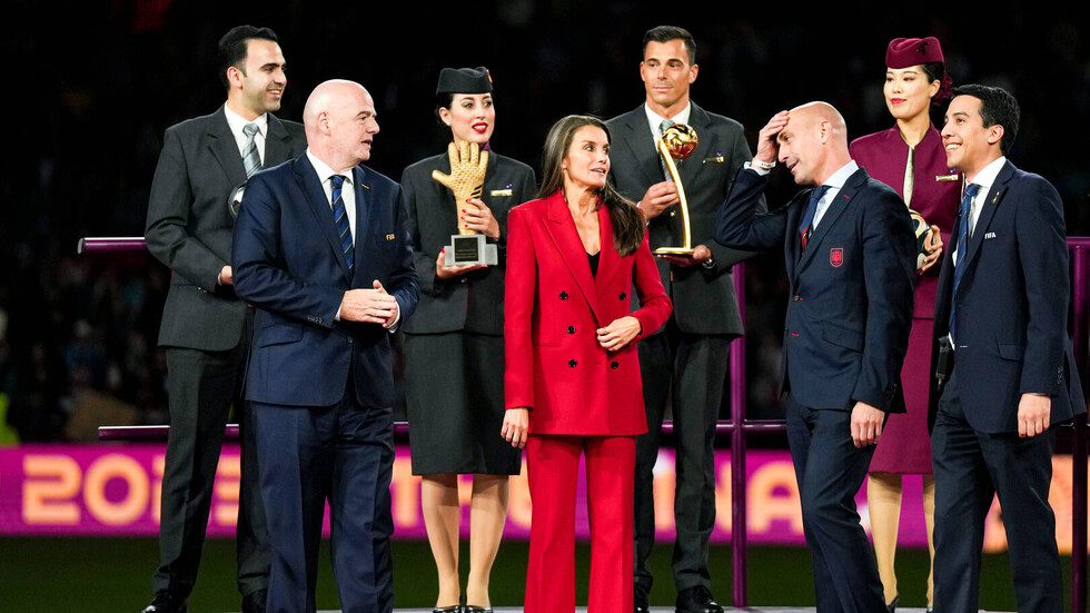 لقطة جديدة مثيرة للجدل من رئيس الاتحاد الإسباني.. وانتقادات بعد فعل "خادش للحياء"!