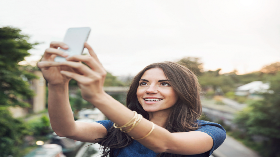 إعداد على "آيفون" قد يكون السبب وراء "صورك السيئة"!