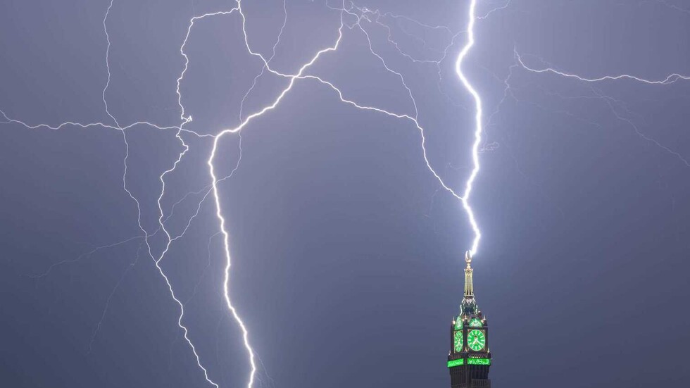 السعودية.. صاعقة مرعبة ضربت برج الساعة تزامنا مع عاصفة هزت أرجاء الحرم الملكي