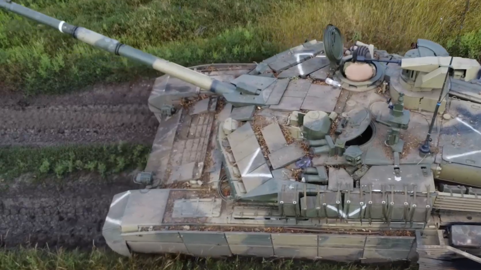 دبابة "تي90-إم" تدك مواقع القوات الأوكرانية