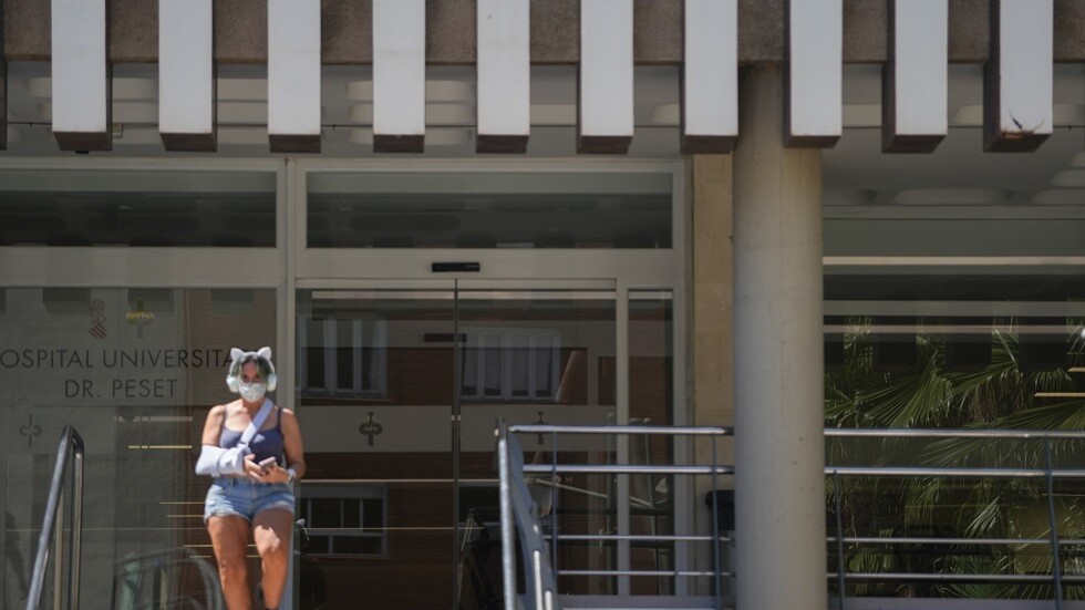 طبيب تونسي يوضح مدى خطورة متحور كورونا الجديد ويوصي بـ"الحذر"