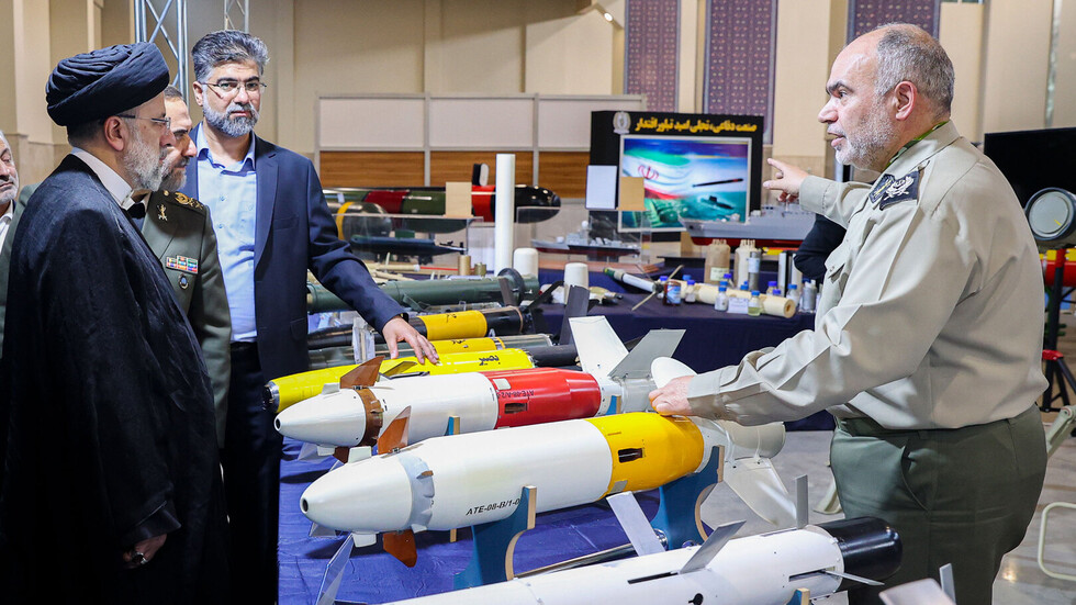 إيران تزيح الستار عن قنبلة