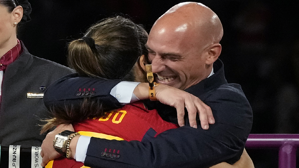 "قبلة على شفتي لاعبة" قد تطيح بروبياليس من رئاسة الاتحاد الإسباني