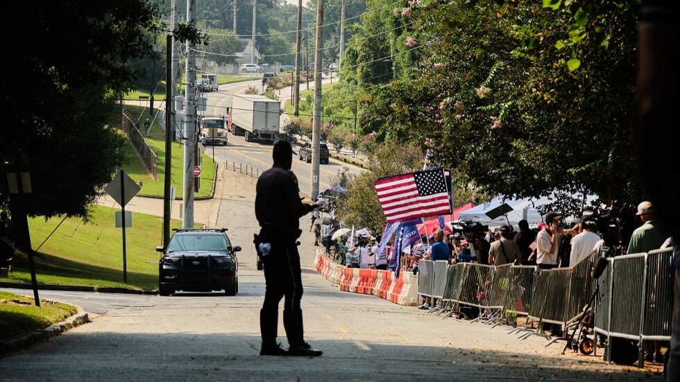 عشرات من أنصار ترامب يتجمعون خارج سجن في جورجيا دعما له (فيديو)