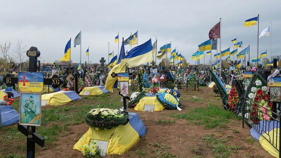 شقيقتان أوكرانيتان تؤديان رقصة فاحشة وسط القبور (فيديو)