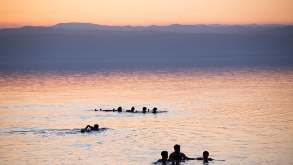 الشرطة الإسرائيلية: العثور على جثة رجل و4 آخرين بحالة مزرية قرب منطقة عسكرية ملغمة في البحر الميت