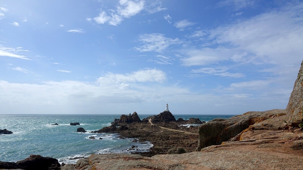 "تايمز": بريطانيا تبتكر طريقة لتتبع المهاجرين وتحديد موقعهم