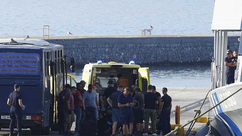 وفاة 4 أشخاص وإنقاذ 18 في حادث غرق زورق مهاجرين قبالة اليونان