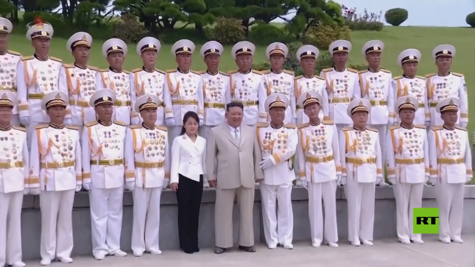 كيم جونغ أون مع ابنته يزوران القيادة البحرية