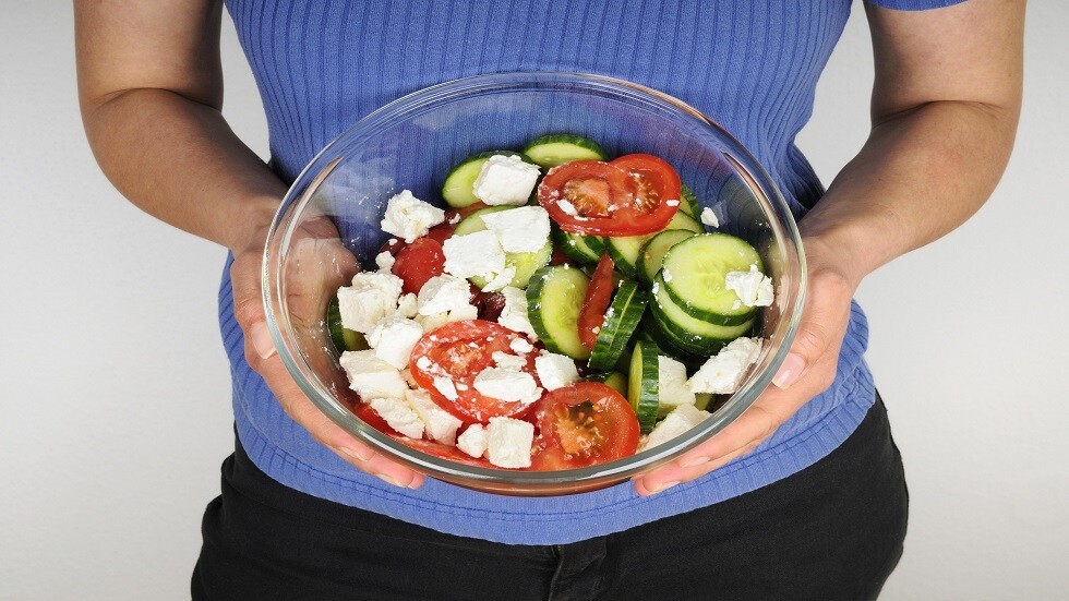 هل سلطة الخيار والطماطم ضارة لعملية الهضم؟