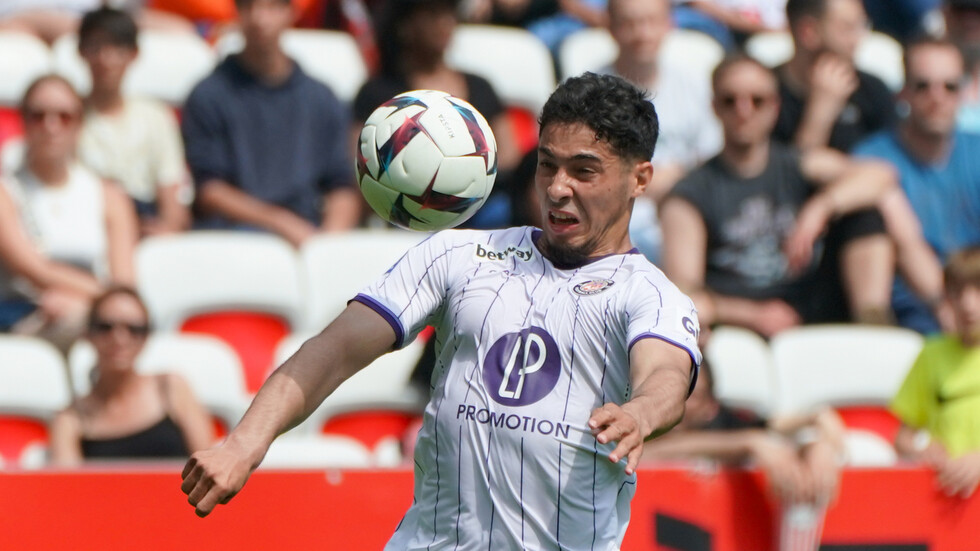 رسميا.. الجزائري شعيبي ينضم لكتيبة العرب في آينتراخت فرانكفورت