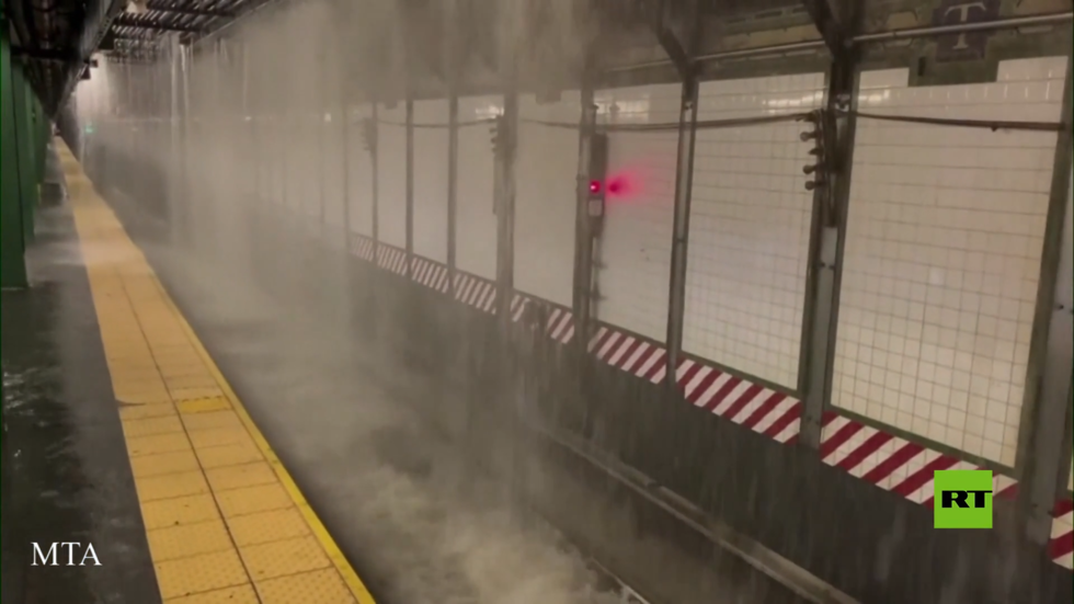 شاهد.. المياه تغمر محطة مترو الأنفاق في نيويورك